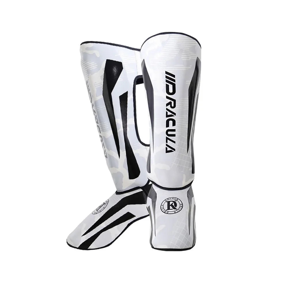 Espinilleras de protección profesional para MMA y Muay Thai con refuerzo en espinilla y empeine color blanco marca Kombat