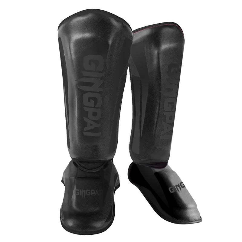 Espinilleras de protección profesional para MMA y Muay Thai con refuerzo en espinilla y empeine color negro marca Kombat